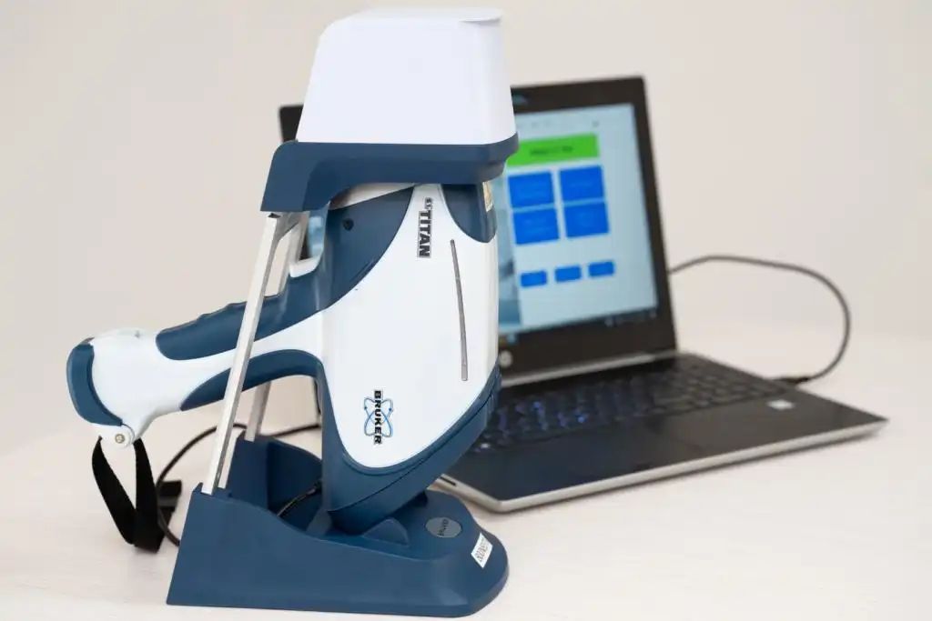 Bruker S1 TITAN with computer